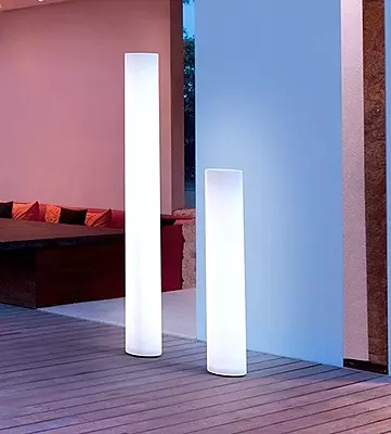 LED floor lamp hire Berlin – battery-powered LED lighting beside sofa