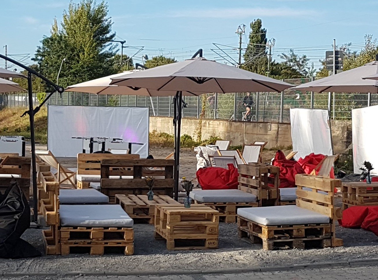 Pallet Sofa Hire in Berlin – Rustic & Eco-Friendly Lounge Seating Pallet Sofa Hire in Berlin – Rustic & Eco-Friendly Lounge Seating