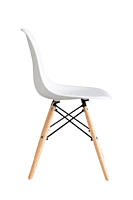 Berlin Industrial Chair Hire – White Plastic Seat with Wooden Legs, 82 cm