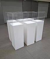 Berlin Display Plinth with Acrylic Showcase Hire – 40×40×100 cm