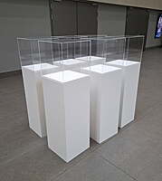 Berlin Display Plinth with Acrylic Showcase Hire – 40×40×100 cm