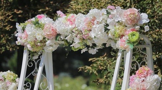 Antique‑White Iron Wedding Swing Rental Berlin – 206 cm High, 146 cm Wide Antique‑White Iron Wedding Swing Rental Berlin – 206 cm High, 146 cm Wide