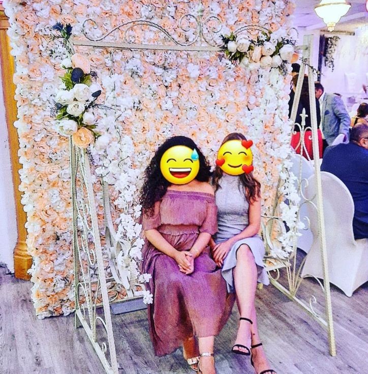 Antique‑White Iron Wedding Swing Rental Berlin – 206 cm High, 146 cm Wide Antique‑White Iron Wedding Swing Rental Berlin – 206 cm High, 146 cm Wide
