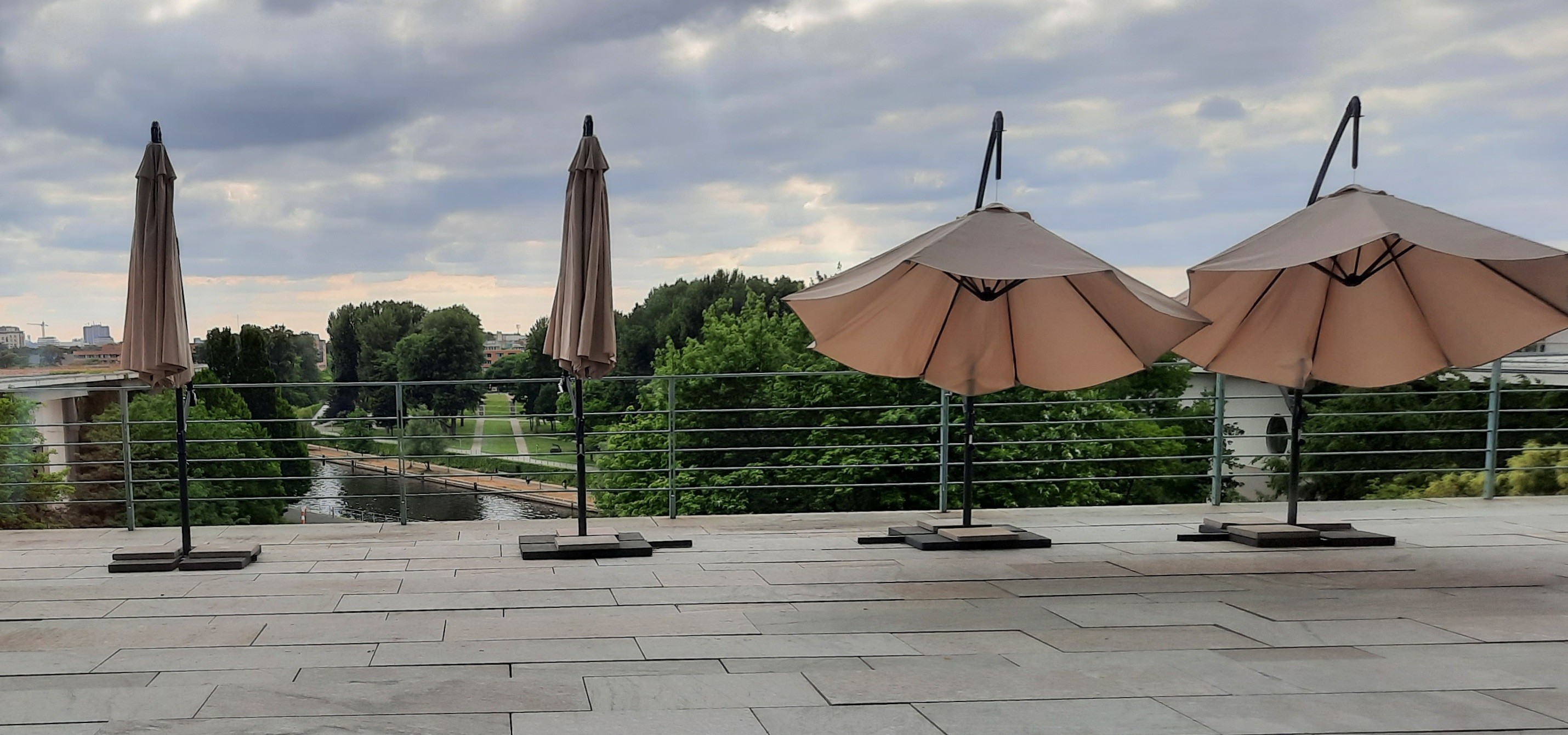 Parasol Rental Berlin – 3×3 m Beige Sun Umbrella for Outdoor Events Parasol Rental Berlin – 3×3 m Beige Sun Umbrella for Outdoor Events