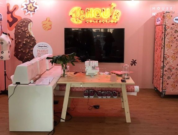 85″ UHD Flat‑Screen TV Hire Berlin – 217 cm XXL Display for Corporate Events 85″ UHD Flat‑Screen TV Hire Berlin – 217 cm XXL Display for Corporate Events